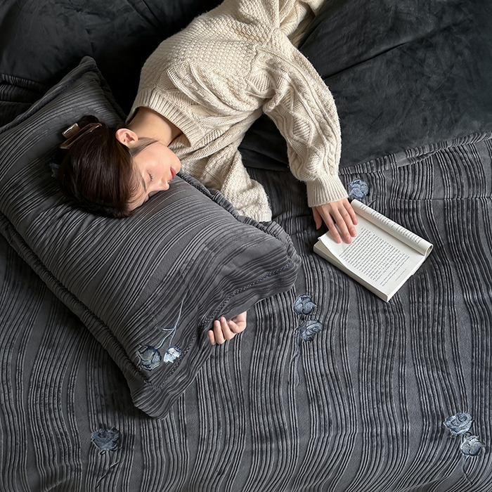 91家纺网 家纺一手货源 找家纺 安莱生活  2024新款全消光曲线绒法式玫瑰绣花四件套-第二风格（ins大图） 蓝玫瑰-魅夜黑