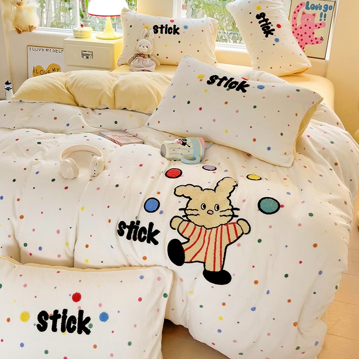 91家纺网 家纺一手货源 找家纺 眠帛家居 2024新款高克重牛奶绒毛巾绣加印大版卡通四件套系列二 点点兔