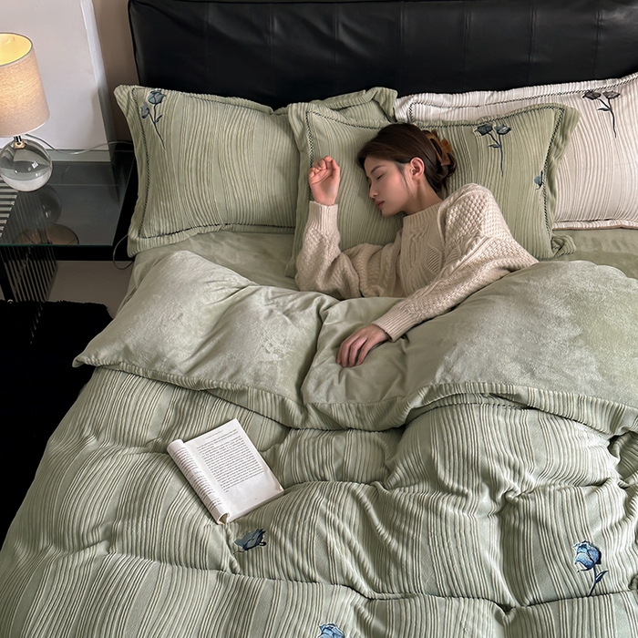 91家纺网 家纺一手货源 找家纺 安莱生活  2024新款全消光曲线绒法式玫瑰绣花四件套-第二风格（ins大图） 蓝玫瑰-巴黎绿