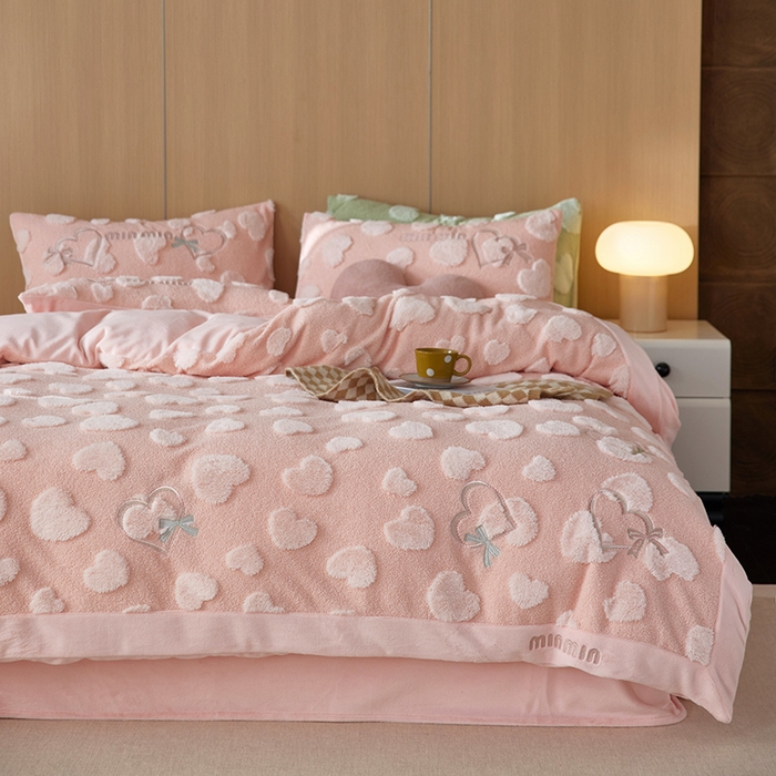 91家纺网 家纺一手货源 找家纺 安莱生活 2024新款minmin泰迪绒立体提花爱心四件套 爱心绒-樱花粉