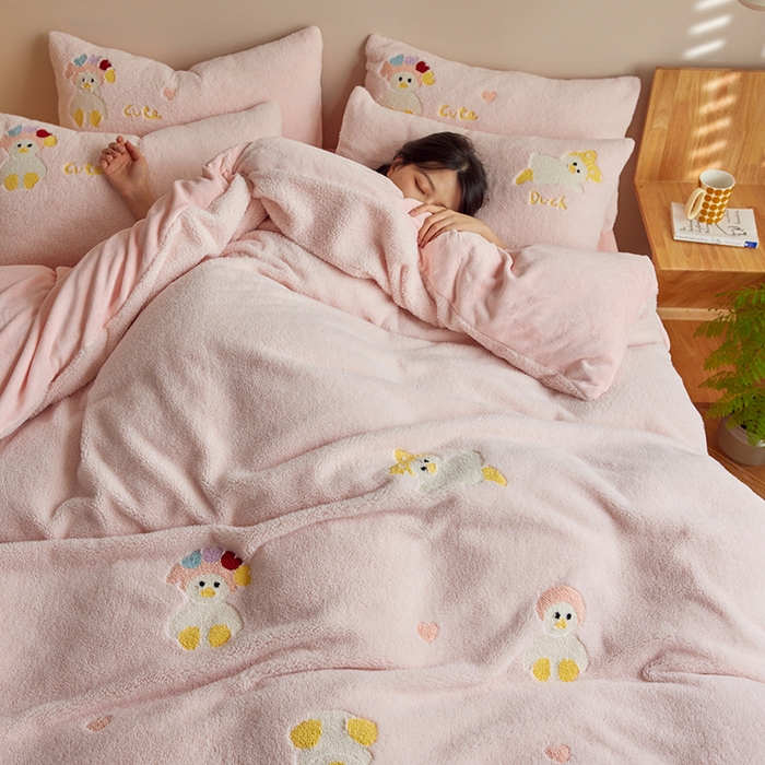 91家纺网 家纺一手货源 找家纺 安莱生活 2024新款绵羊绒毛巾绣四件套 头巾鸭鸭