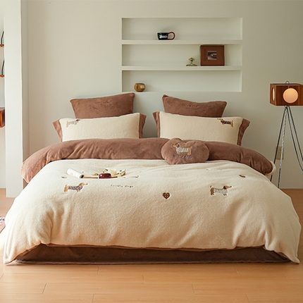 沐晴家纺 2024秋冬新品高克重牛奶绒拼色毛巾绣卡通绣花款绵羊绒四件套 腊肠狗