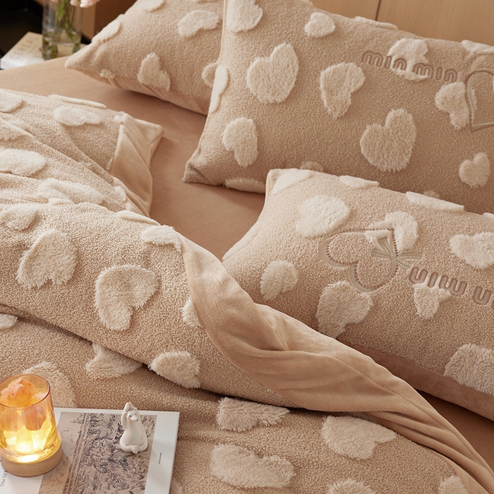 91家纺网 家纺一手货源 找家纺 安莱生活 2024新款minmin泰迪绒立体提花爱心四件套 爱心绒-奶茶杏