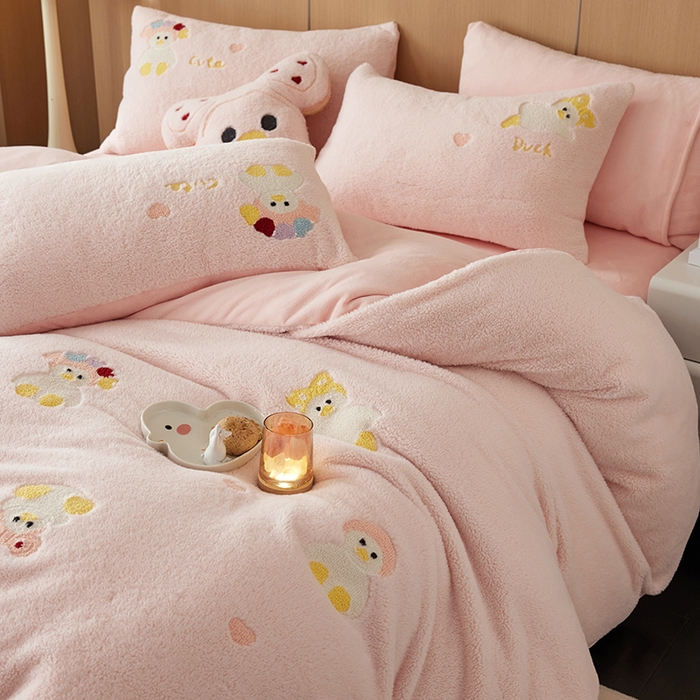 91家纺网 家纺一手货源 找家纺 安莱生活 2024新款绵羊绒毛巾绣四件套 头巾鸭鸭