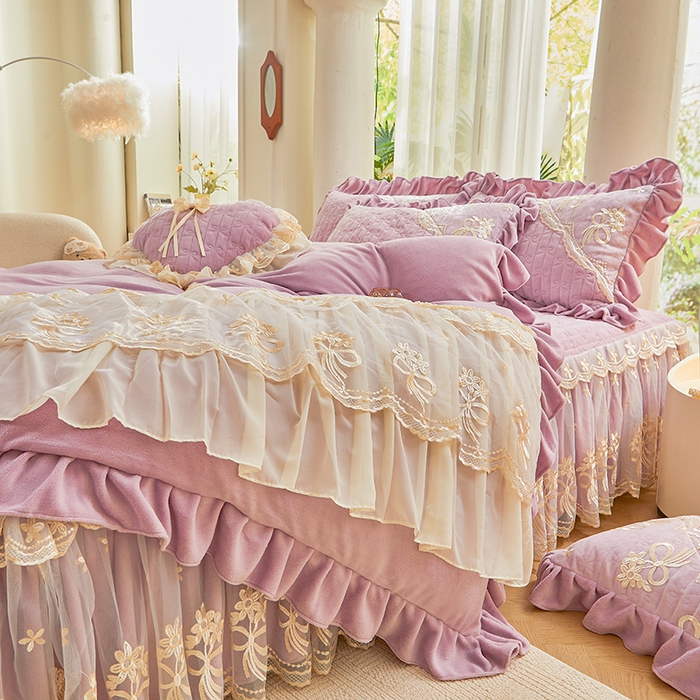 91家纺网 家纺一手货源 找家纺 2024新款加厚牛奶绒蕾丝刺绣床裙四件套-莫奈花园系列 莫奈花园-甜紫