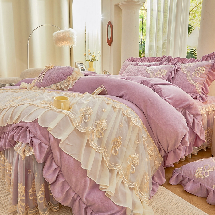 91家纺网 家纺一手货源 找家纺 2024新款加厚牛奶绒蕾丝刺绣床裙四件套-莫奈花园系列 莫奈花园-甜紫