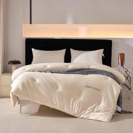 91家纺网 家纺一手货源 找家纺 2024新款零压针织被子被芯 针织奶白