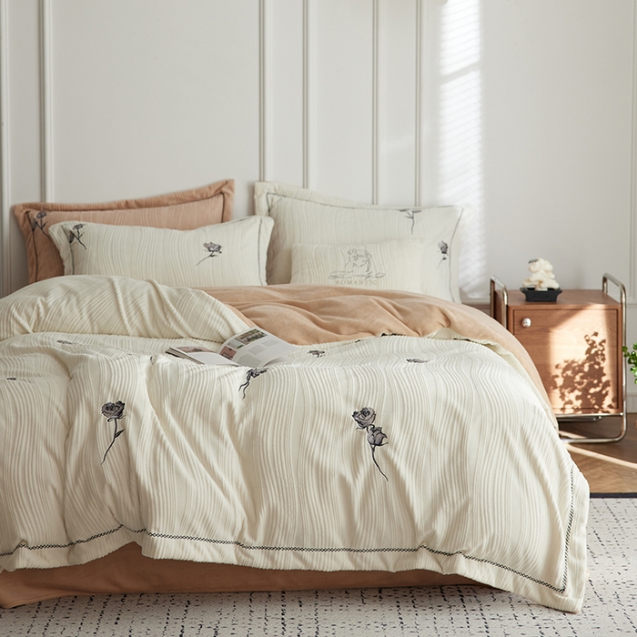 91家纺网 家纺一手货源 找家纺 安莱生活 2024新款全消光曲线绒法式玫瑰绣花四件套-第一风格（质感棚拍图） 黑玫瑰-米月白