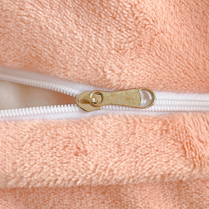 91家纺网 家纺一手货源 找家纺 眠帛家居 2024新款高克重牛奶绒毛巾绣加印大版卡通四件套系列二 布丁