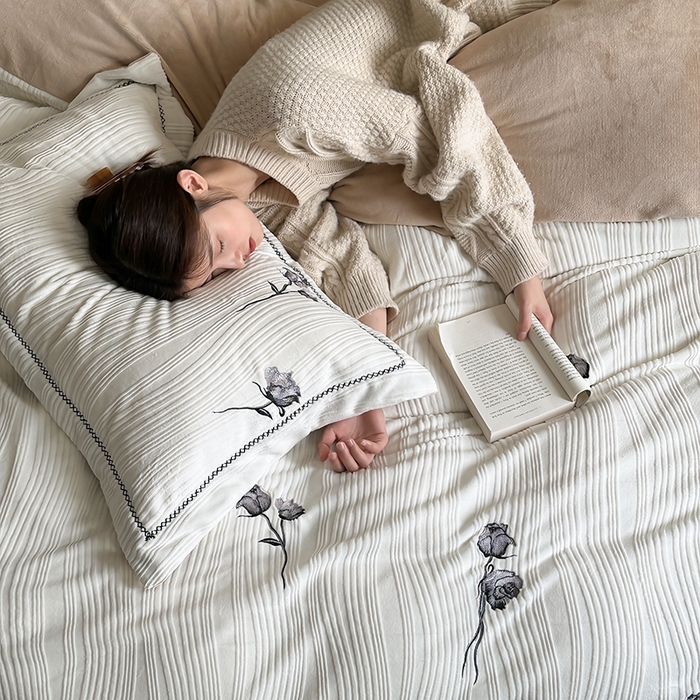 91家纺网 家纺一手货源 找家纺 安莱生活  2024新款全消光曲线绒法式玫瑰绣花四件套-第二风格（ins大图） 黑玫瑰-米月白