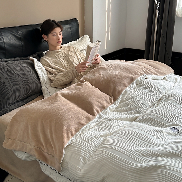 91家纺网 家纺一手货源 找家纺 （总）安莱生活  2024新款全消光曲线绒法式玫瑰绣花四件套-第二风格（ins大图）