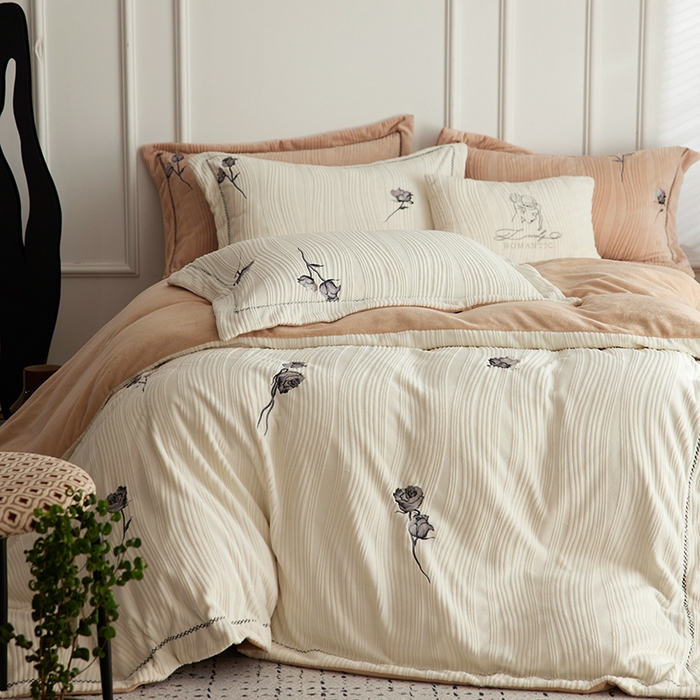 91家纺网 家纺一手货源 找家纺 安莱生活 2024新款全消光曲线绒法式玫瑰绣花四件套-第一风格（质感棚拍图） 黑玫瑰-米月白