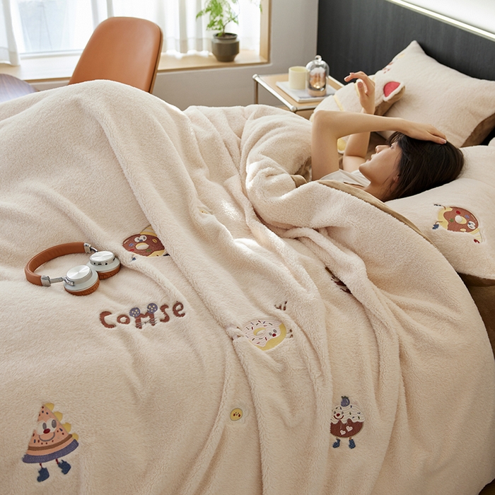 91家纺网 家纺一手货源 找家纺 安莱生活 2024新款绵羊绒毛巾绣四件套 甜品派对