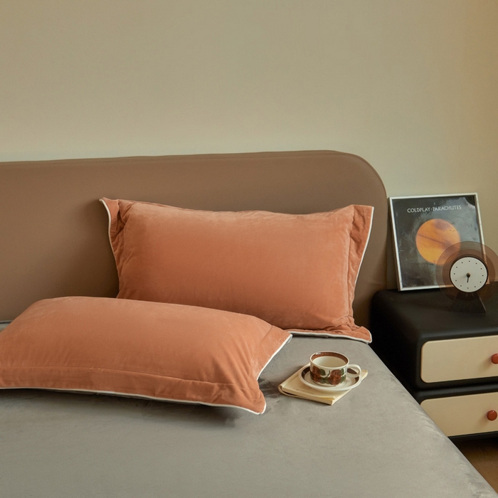 91家纺网 家纺一手货源 找家纺 万盛家纺 2025新款德芙绒牛奶绒法莱绒水晶绒双拼四件套 砖红-咖灰