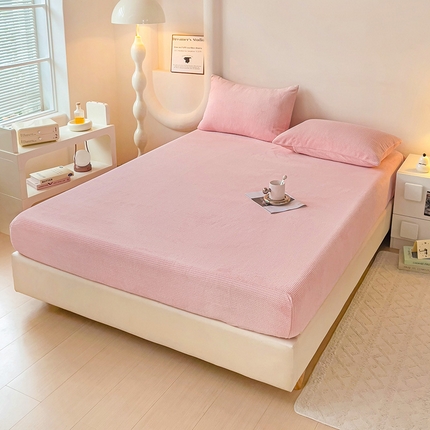 91家纺网 家纺一手货源 找家纺 漫时光 2025新款牛奶绒烂花床笠 华夫格-粉