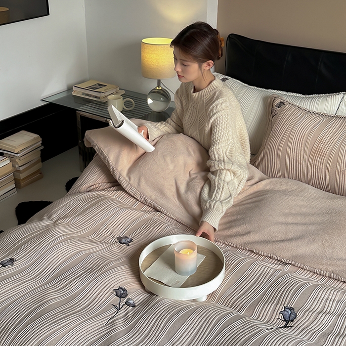 91家纺网 家纺一手货源 找家纺 安莱生活  2024新款全消光曲线绒法式玫瑰绣花四件套-第二风格（ins大图） 黑玫瑰-浅栗咖