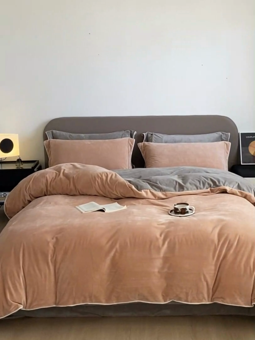 91家纺网 家纺一手货源 找家纺 万盛家纺 2025新款德芙绒牛奶绒法莱绒水晶绒双拼四件套 奶油橘-米灰