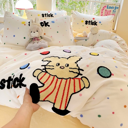 眠帛家居 2024新款高克重牛奶绒毛巾绣加印大版卡通四件套系列二 点点兔