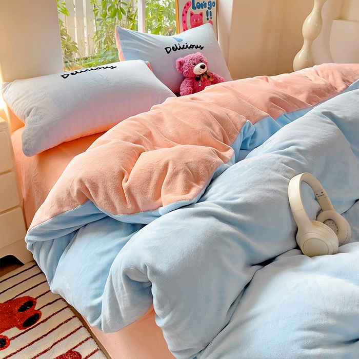 91家纺网 家纺一手货源 找家纺 眠帛家居 2024新款高克重牛奶绒毛巾绣加印大版卡通四件套系列二 布丁