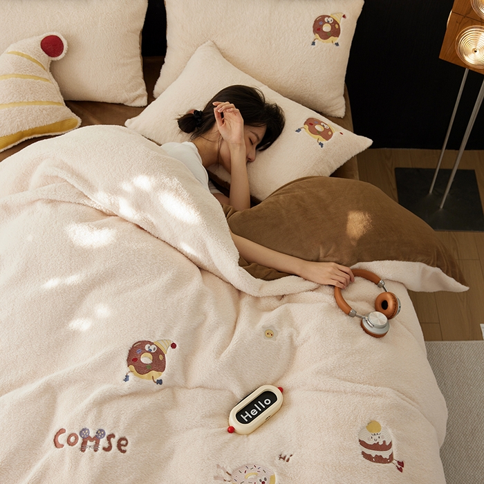 91家纺网 家纺一手货源 找家纺 安莱生活 2024新款绵羊绒毛巾绣四件套 甜品派对