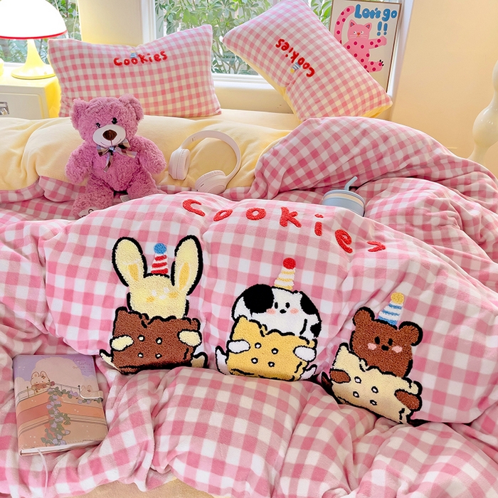 91家纺网 家纺一手货源 找家纺 眠帛家居 2024新款高克重牛奶绒毛巾绣加印大版卡通四件套系列二 芝士