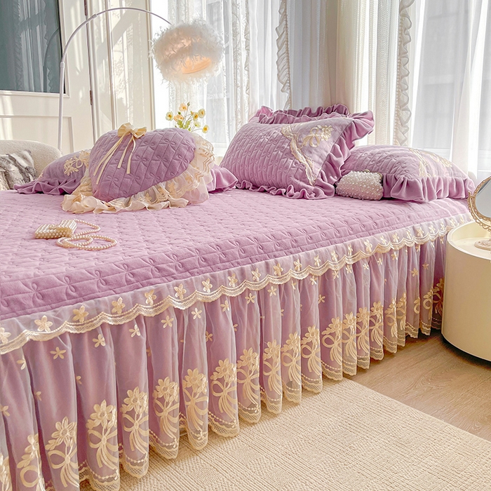 91家纺网 家纺一手货源 找家纺 2024新款加厚牛奶绒蕾丝刺绣床裙单床裙-莫奈花园系列 莫奈花园-甜紫