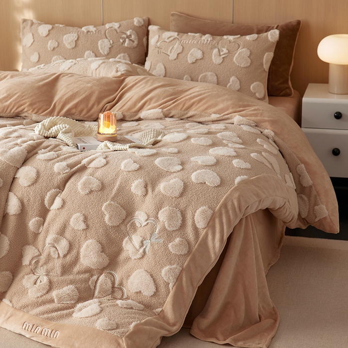 91家纺网 家纺一手货源 找家纺 安莱生活 2024新款minmin泰迪绒立体提花爱心四件套 爱心绒-奶茶杏