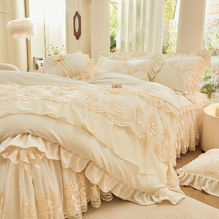 91家纺网 家纺一手货源 找家纺 2024新款加厚牛奶绒蕾丝刺绣床裙四件套-莫奈花园系列 莫奈花园-奶昔