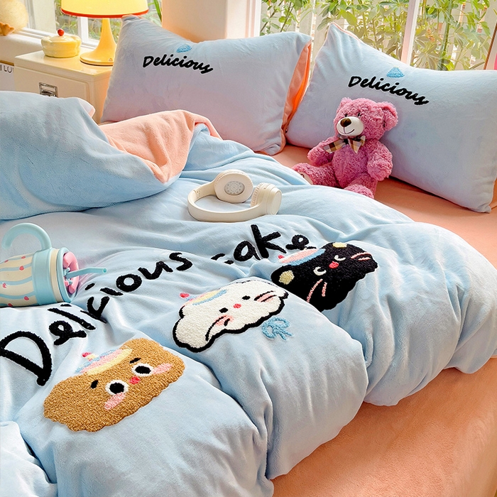 91家纺网 家纺一手货源 找家纺 眠帛家居 2024新款高克重牛奶绒毛巾绣加印大版卡通四件套系列二 布丁