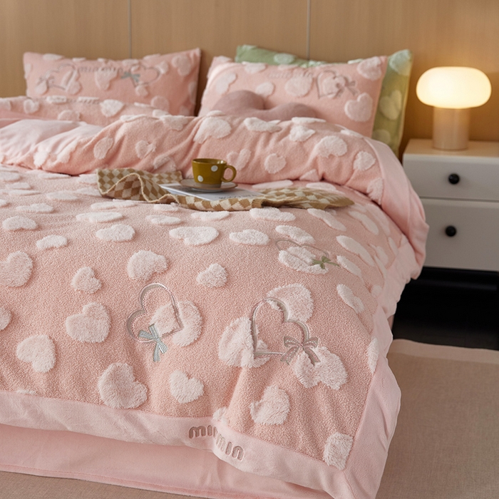 91家纺网 家纺一手货源 找家纺 安莱生活 2024新款minmin泰迪绒立体提花爱心四件套 爱心绒-樱花粉