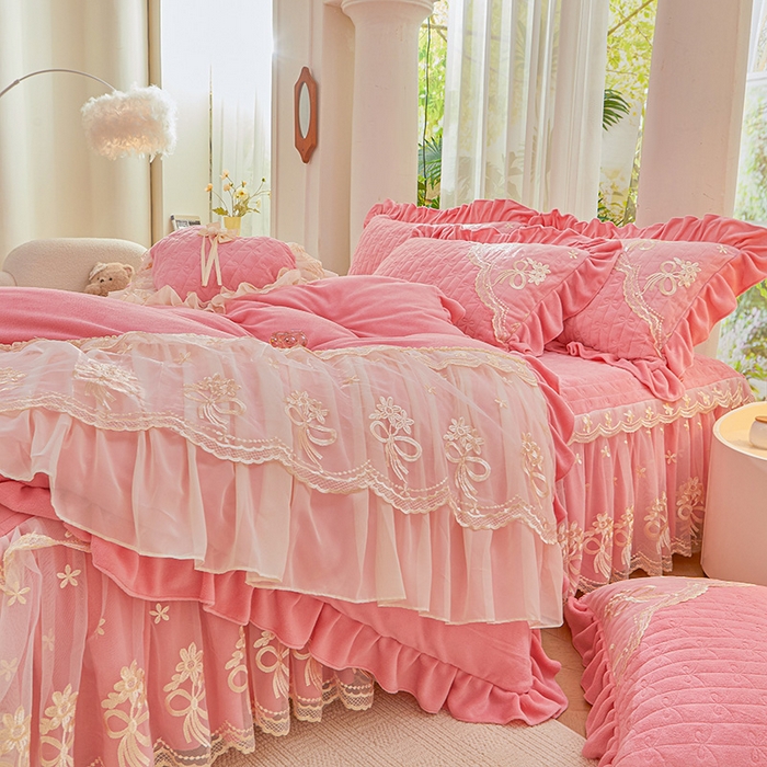 91家纺网 家纺一手货源 找家纺 2024新款加厚牛奶绒蕾丝刺绣床裙四件套-莫奈花园系列 莫奈花园-少女粉