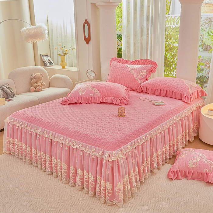 91家纺网 家纺一手货源 找家纺 2024新款加厚牛奶绒蕾丝刺绣床裙四件套-莫奈花园系列 莫奈花园-少女粉