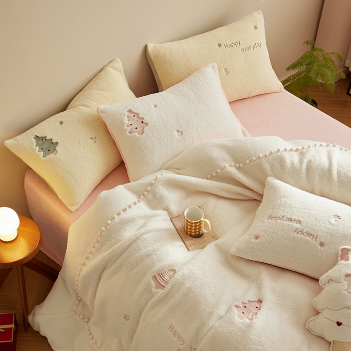 91家纺网 家纺一手货源 找家纺 安莱生活 2024新款绵羊绒工艺款圣诞毛球四件套 绵羊绒-粉色圣诞