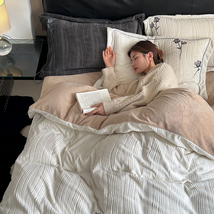 91家纺网 家纺一手货源 找家纺 （总）安莱生活  2024新款全消光曲线绒法式玫瑰绣花四件套-第二风格（ins大图）