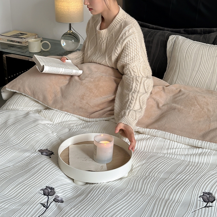 91家纺网 家纺一手货源 找家纺 （总）安莱生活  2024新款全消光曲线绒法式玫瑰绣花四件套-第二风格（ins大图）