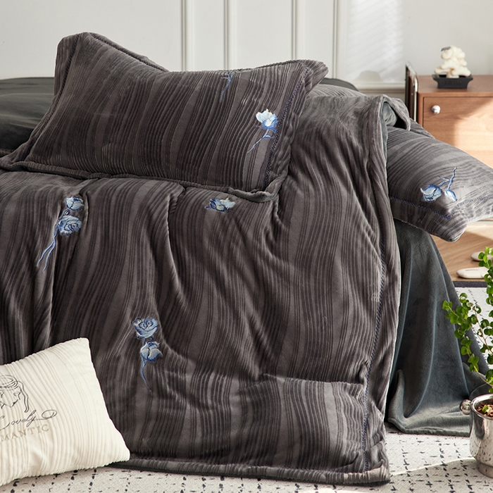 91家纺网 家纺一手货源 找家纺 安莱生活 2024新款全消光曲线绒法式玫瑰绣花四件套-第一风格（质感棚拍图） 蓝玫瑰-魅夜黑