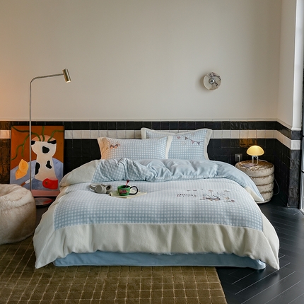 91家纺网 家纺一手货源 找家纺 沐晴家纺 2024秋冬新品高克重牛奶绒拼色毛巾绣卡通绣花款绵羊绒四件套 假日兔兔-蓝