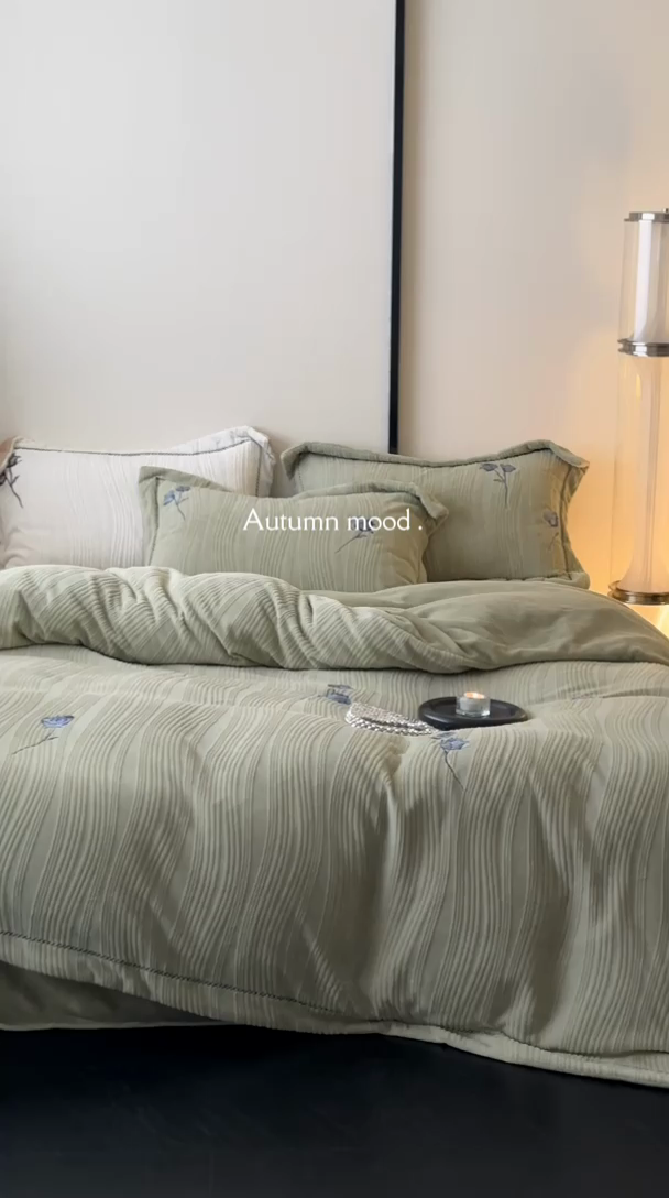 91家纺网 家纺一手货源 找家纺 安莱生活 2024新款全消光曲线绒法式玫瑰绣花四件套-第一风格（质感棚拍图） 蓝玫瑰-巴黎绿