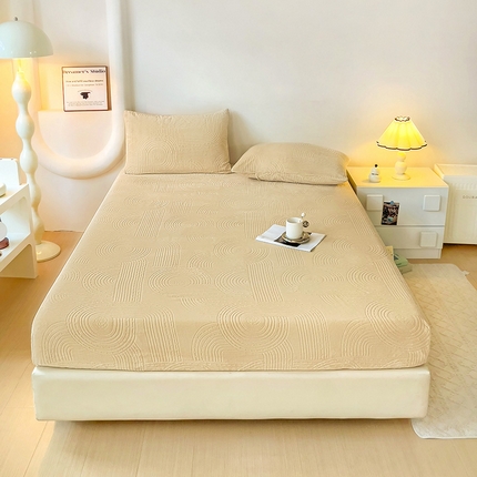 91家纺网 家纺一手货源 找家纺 漫时光 2025新款牛奶绒烂花床笠 迷境卡其