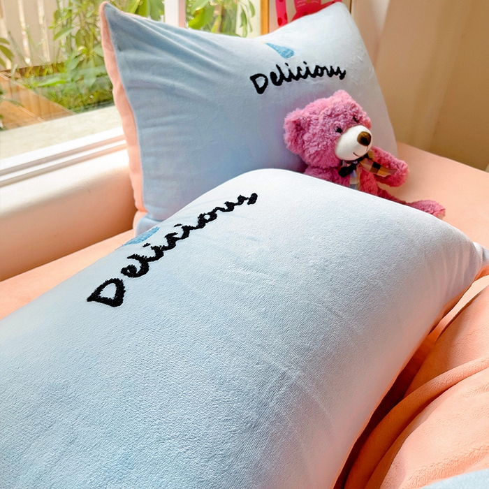 91家纺网 家纺一手货源 找家纺 眠帛家居 2024新款高克重牛奶绒毛巾绣加印大版卡通四件套系列二 布丁