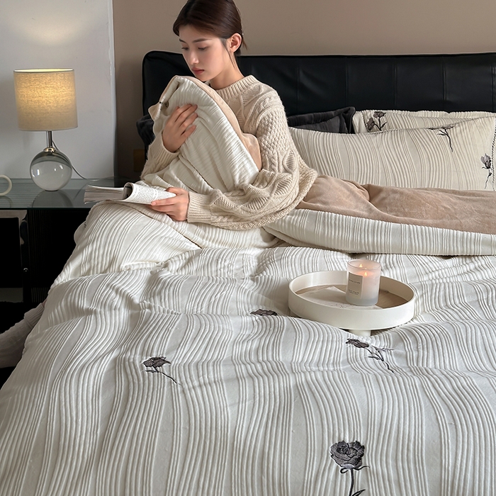 91家纺网 家纺一手货源 找家纺 （总）安莱生活  2024新款全消光曲线绒法式玫瑰绣花四件套-第二风格（ins大图）