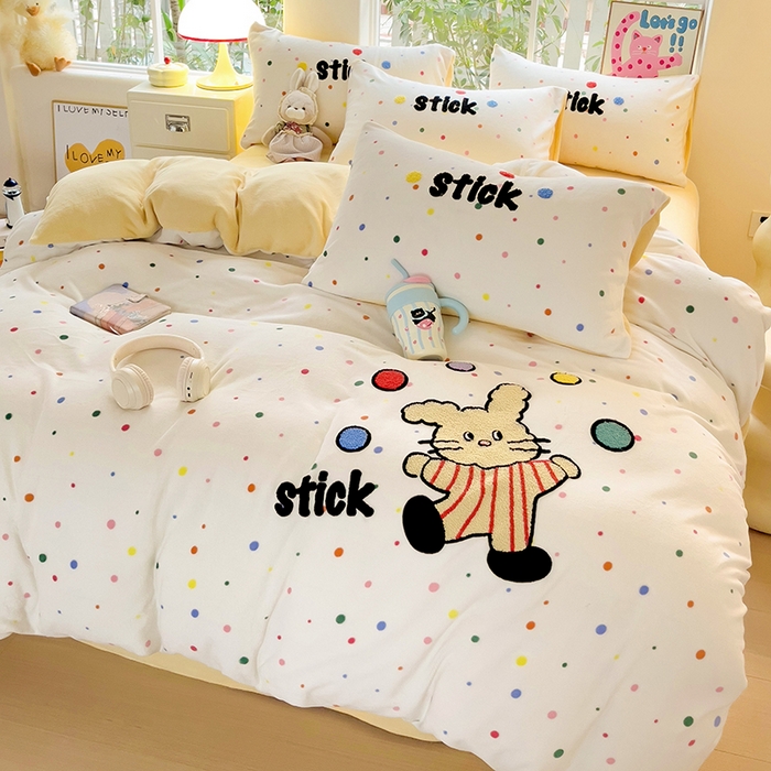 91家纺网 家纺一手货源 找家纺 眠帛家居 2024新款高克重牛奶绒毛巾绣加印大版卡通四件套系列二 点点兔