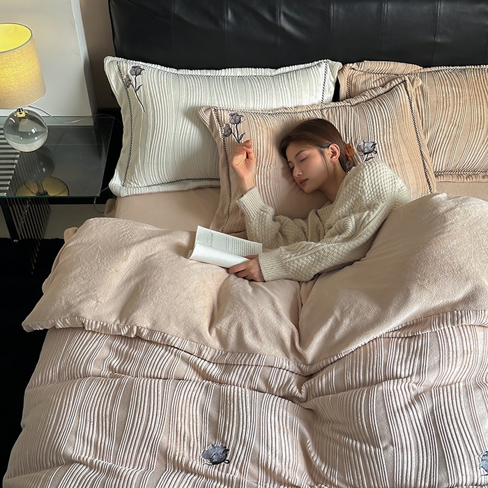 91家纺网 家纺一手货源 找家纺 安莱生活  2024新款全消光曲线绒法式玫瑰绣花四件套-第二风格（ins大图） 黑玫瑰-浅栗咖