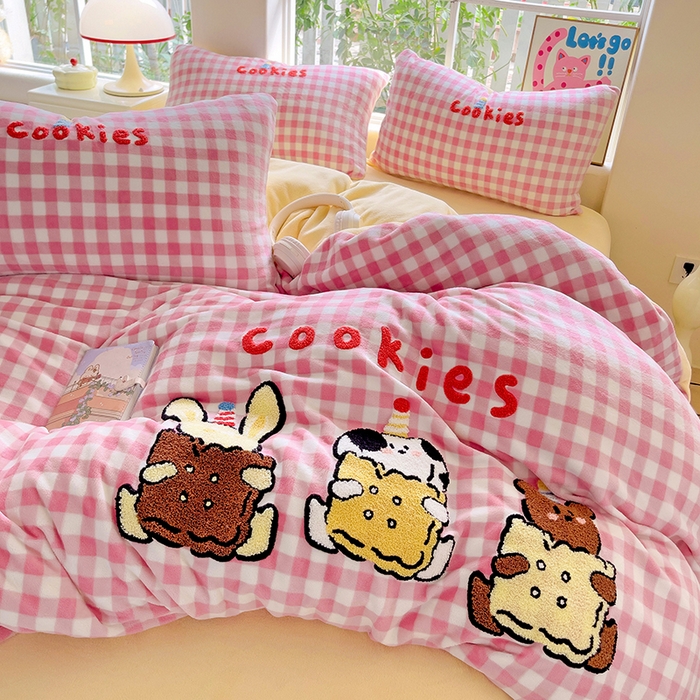 91家纺网 家纺一手货源 找家纺 眠帛家居 2024新款高克重牛奶绒毛巾绣加印大版卡通四件套系列二 芝士