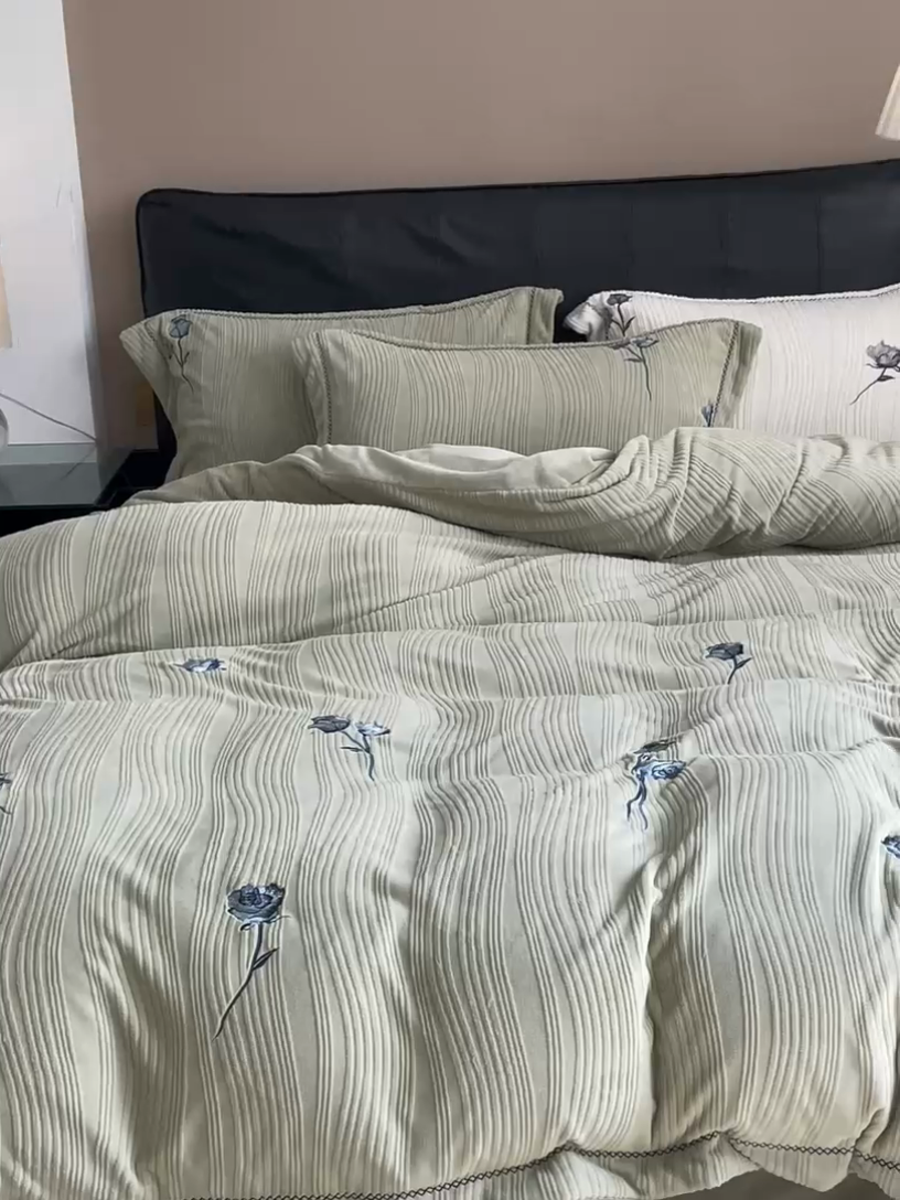 91家纺网 家纺一手货源 找家纺 安莱生活  2024新款全消光曲线绒法式玫瑰绣花四件套-第二风格（ins大图） 蓝玫瑰-巴黎绿