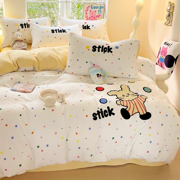 91家纺网 家纺一手货源 找家纺 眠帛家居 2024新款高克重牛奶绒毛巾绣加印大版卡通四件套系列二 点点兔