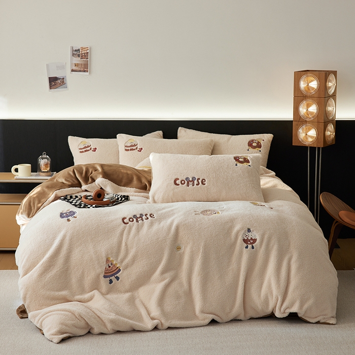 91家纺网 家纺一手货源 找家纺 安莱生活 2024新款绵羊绒毛巾绣四件套 甜品派对