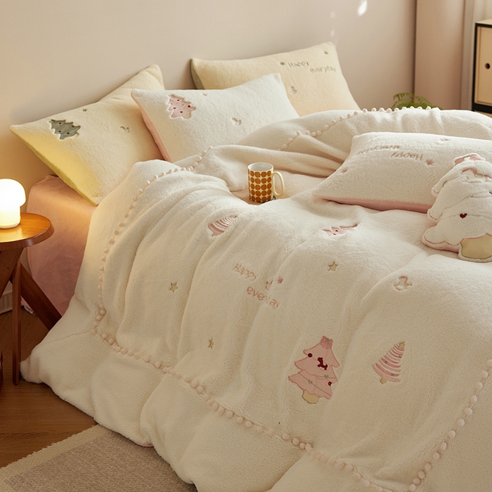 91家纺网 家纺一手货源 找家纺 （总）安莱生活 2024新款绵羊绒工艺款圣诞毛球四件套