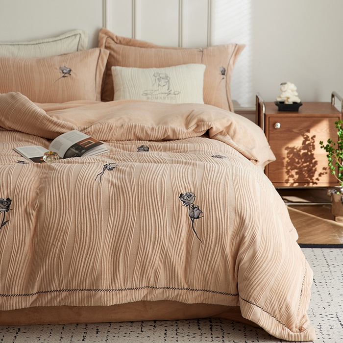 91家纺网 家纺一手货源 找家纺 安莱生活 2024新款全消光曲线绒法式玫瑰绣花四件套-第一风格（质感棚拍图） 黑玫瑰-浅栗咖