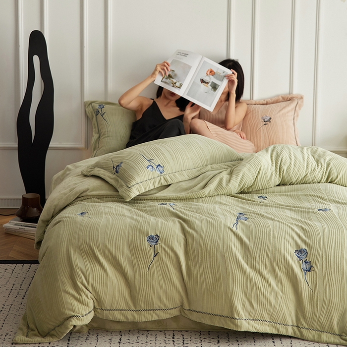 91家纺网 家纺一手货源 找家纺 安莱生活 2024新款全消光曲线绒法式玫瑰绣花四件套-第一风格（质感棚拍图） 蓝玫瑰-巴黎绿